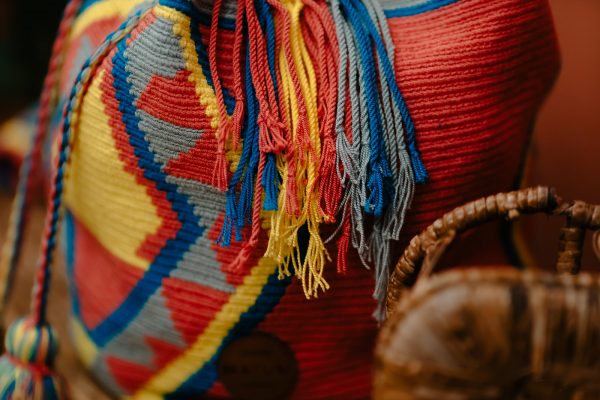 Zoom sur la mochila Wayuu Ernesto multicolore