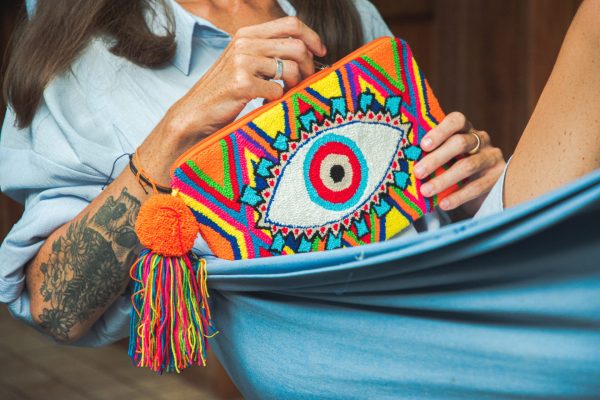 Pochette Wayuu brodée à la main avec un motif oeil