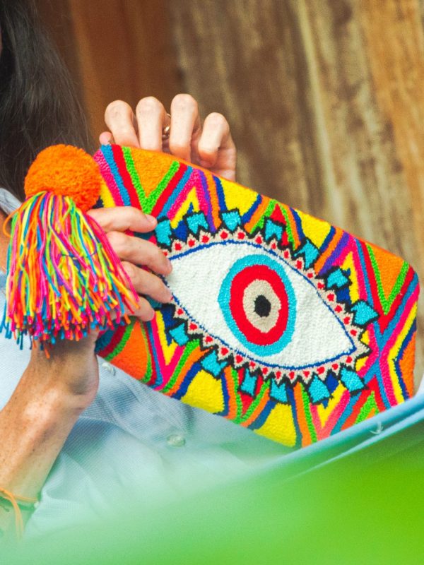 Pochette multicolore Wayuu brodée à la main