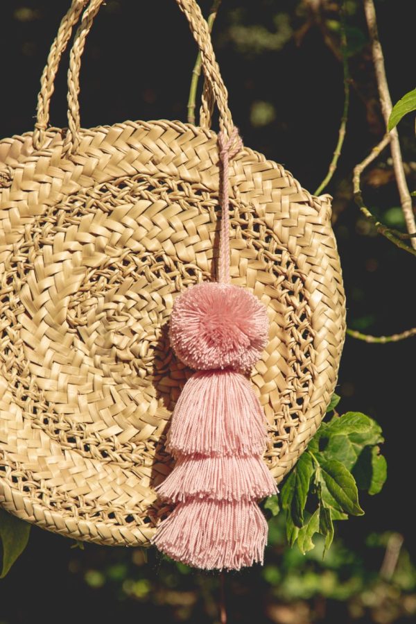 Pompon en fil de coton crée à la main couleur rose poudré